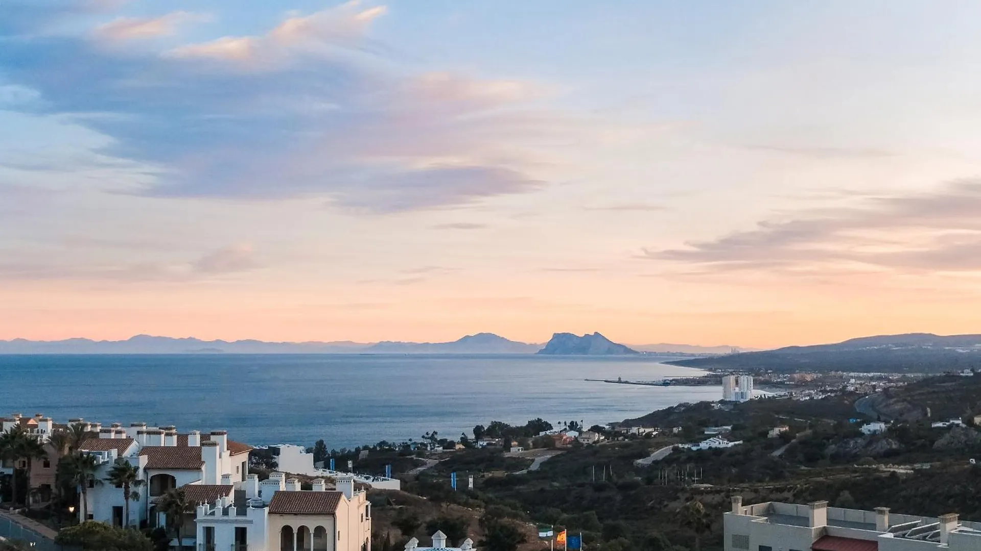 Sun-Soaked Home - Panoramic Sea View, Pool, Parking Manilva İspanya