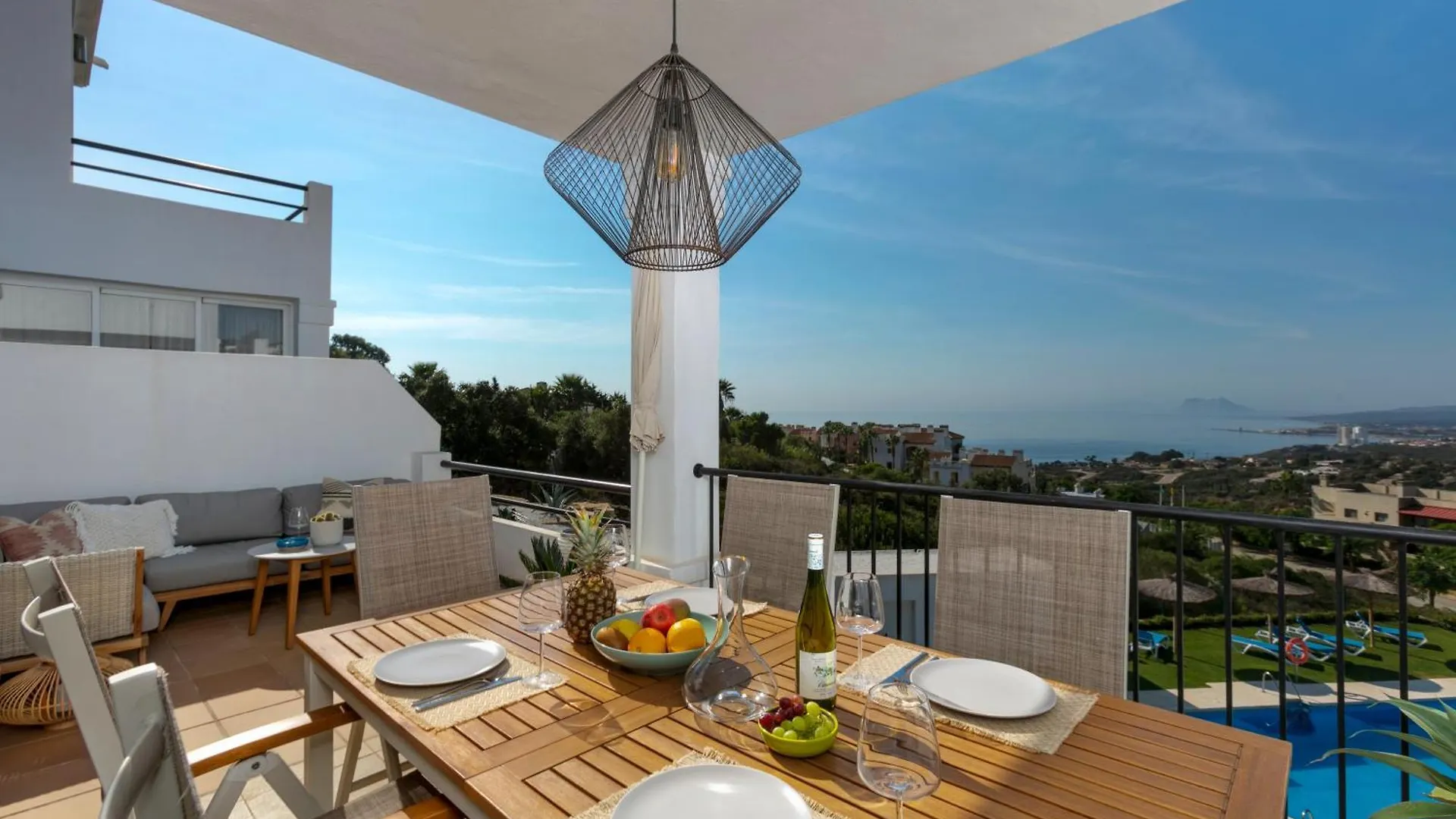 Sun-Soaked Home - Panoramic Sea View, Pool, Parking Manilva