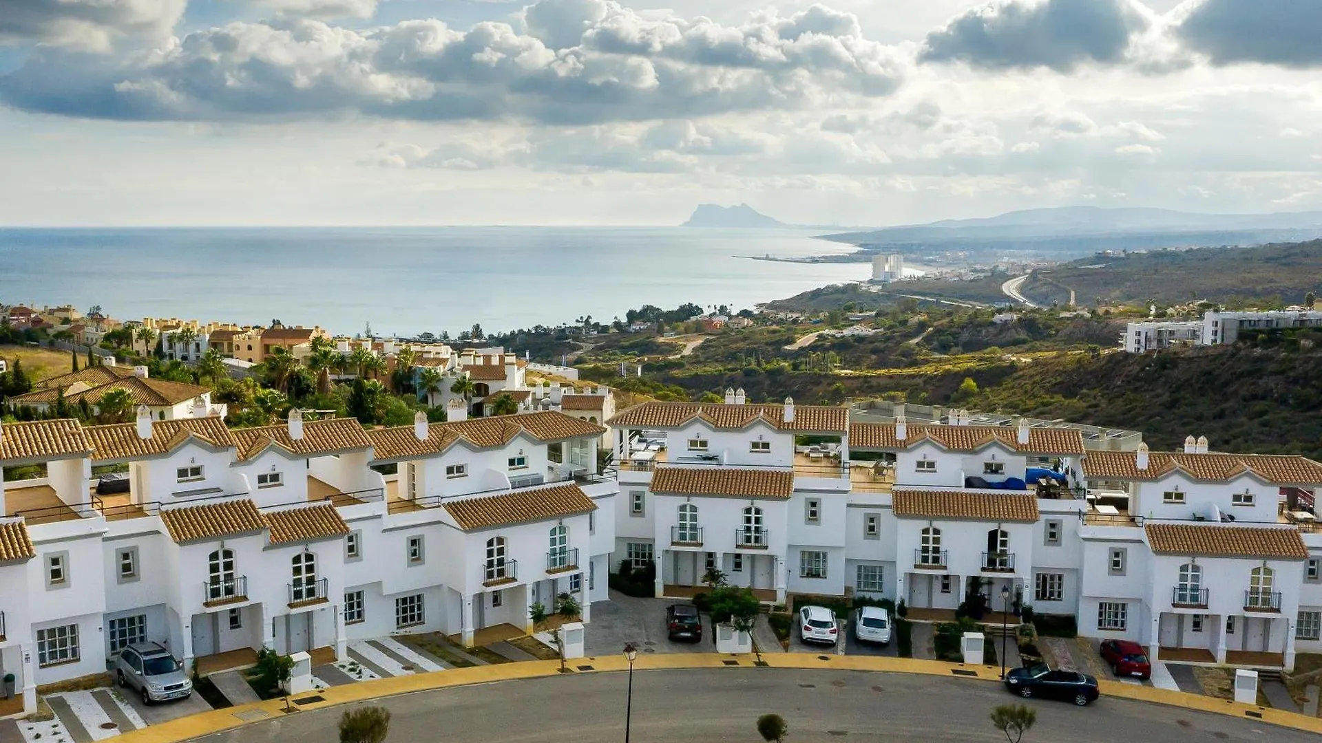 Tatil Evi Sun-Soaked Home - Panoramic Sea View, Pool, Parking Manilva