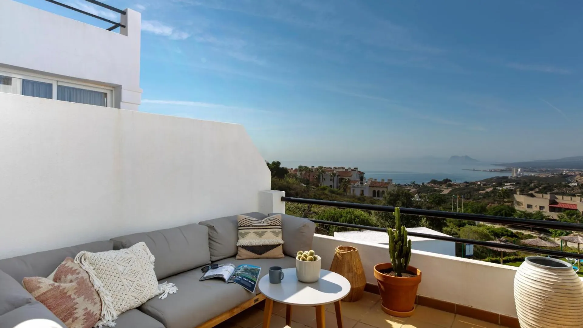 Sun-Soaked Home - Panoramic Sea View, Pool, Parking Manilva